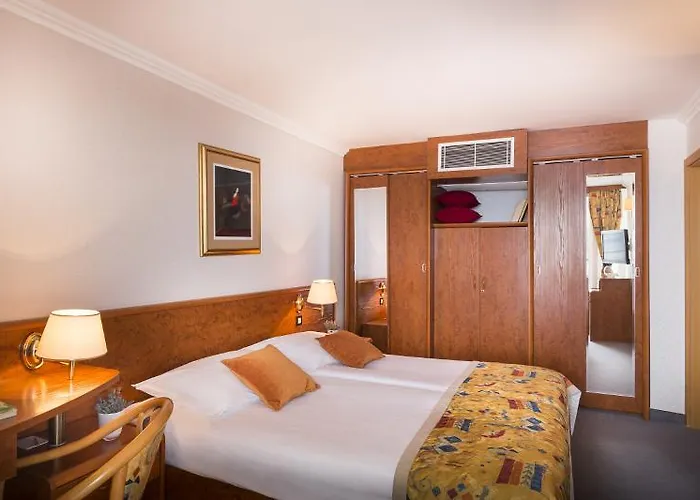 Ξενοδοχείο Corinthia 3*